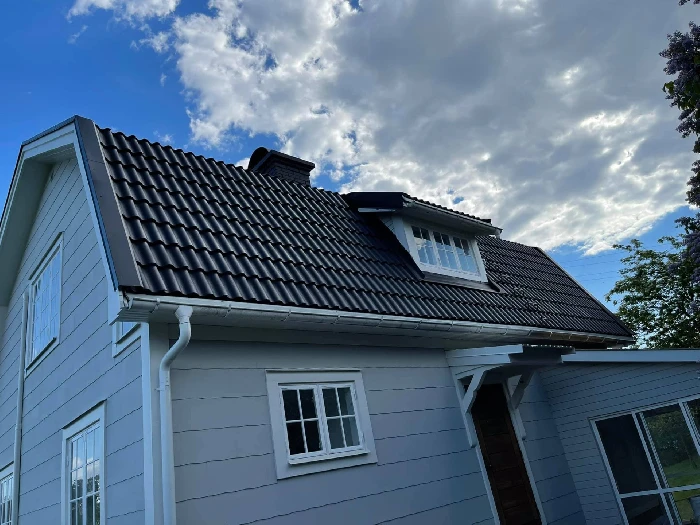 Professionell takmålning utförd av Takexperterna